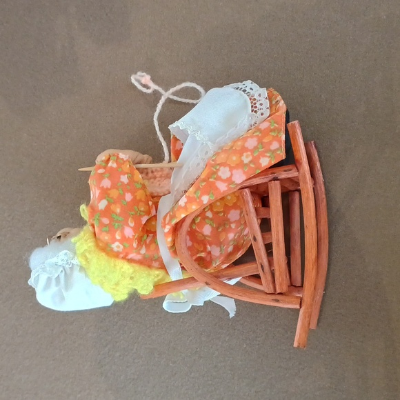 Collectable Grandma & Grandpa in rocking chair - Picture 2 of 10